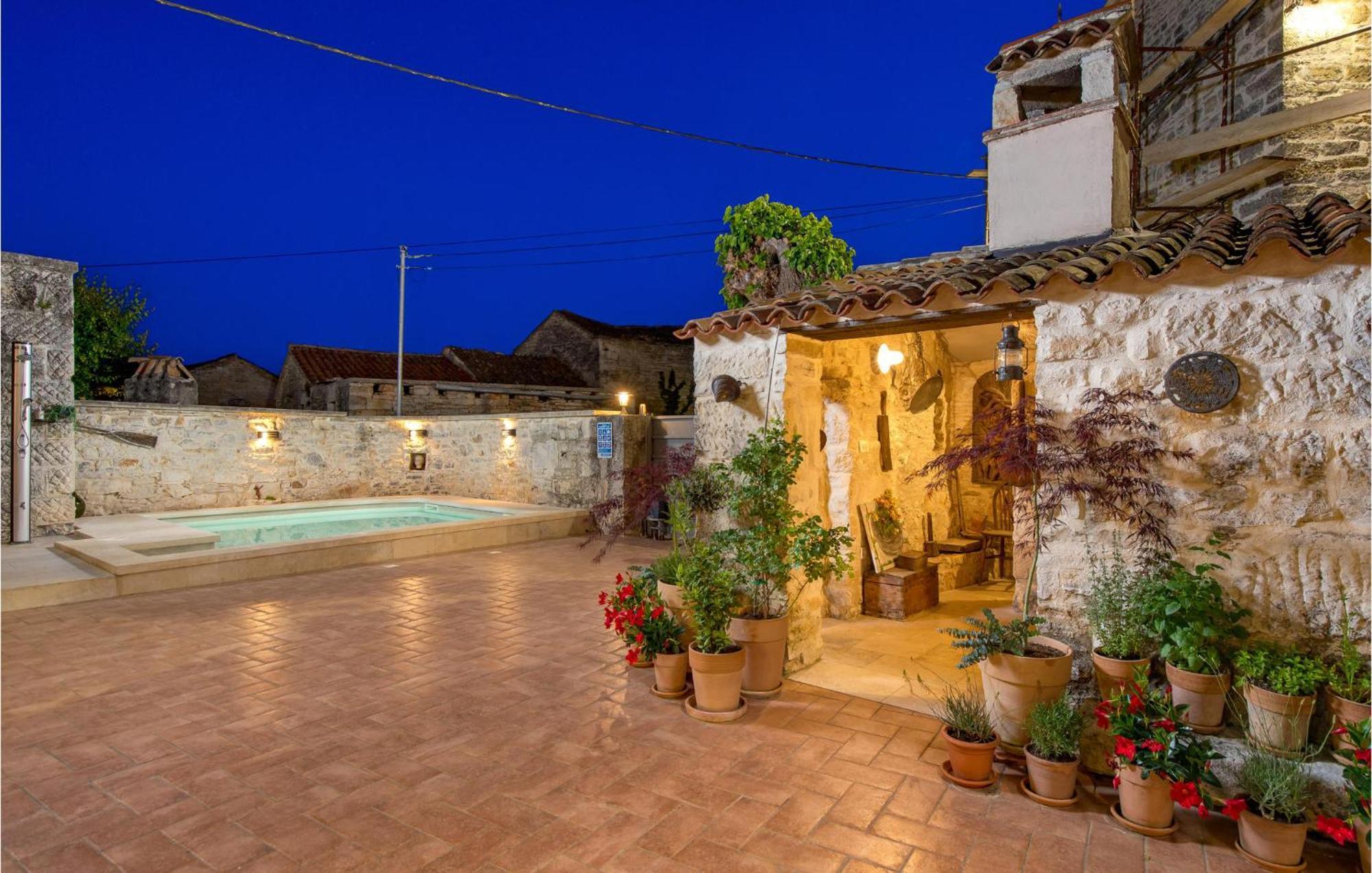 Amazing Home In Foli With Kitchen Dış mekan fotoğraf