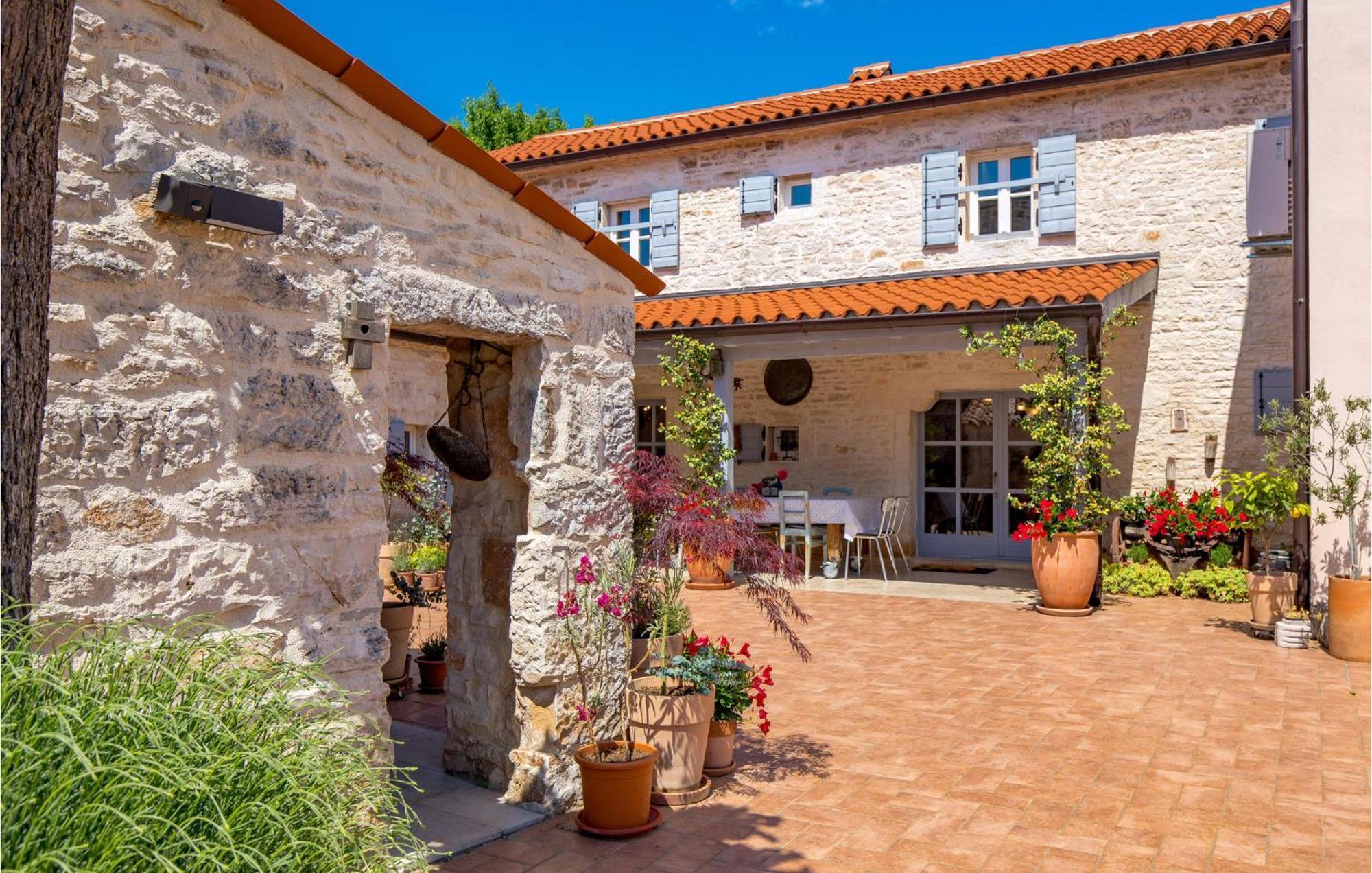 Amazing Home In Foli With Kitchen Dış mekan fotoğraf