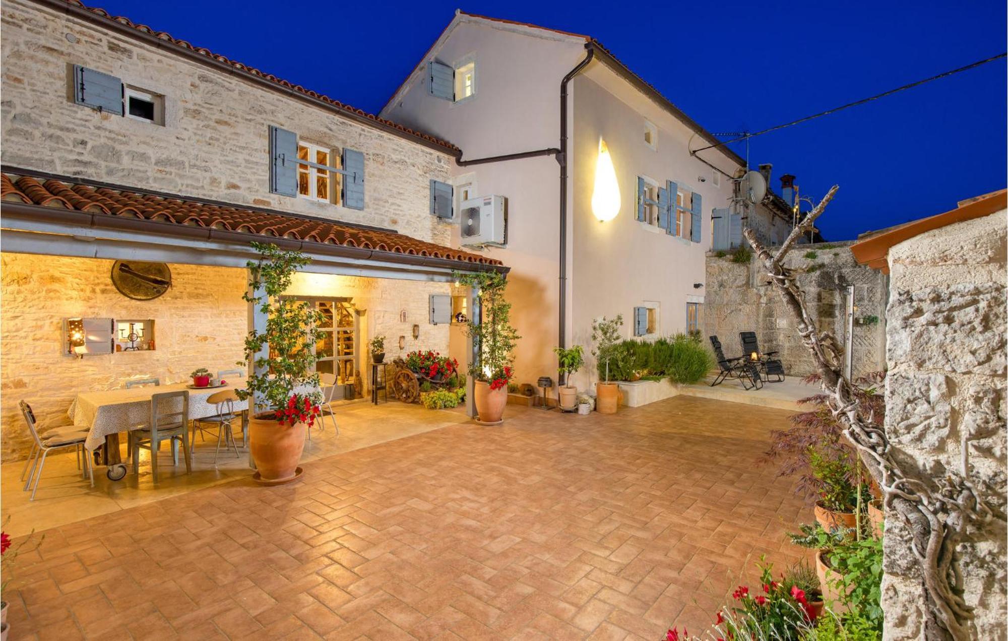 Amazing Home In Foli With Kitchen Dış mekan fotoğraf